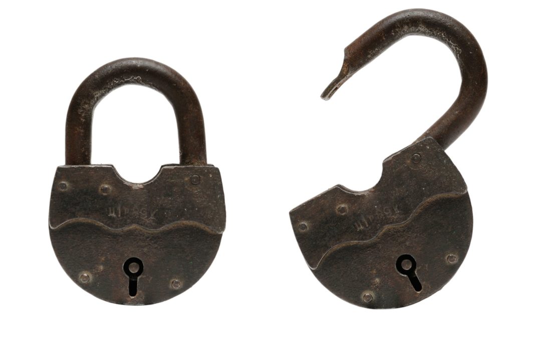 open and closed padlocks - Choosing a Closed or Open Mortgage
