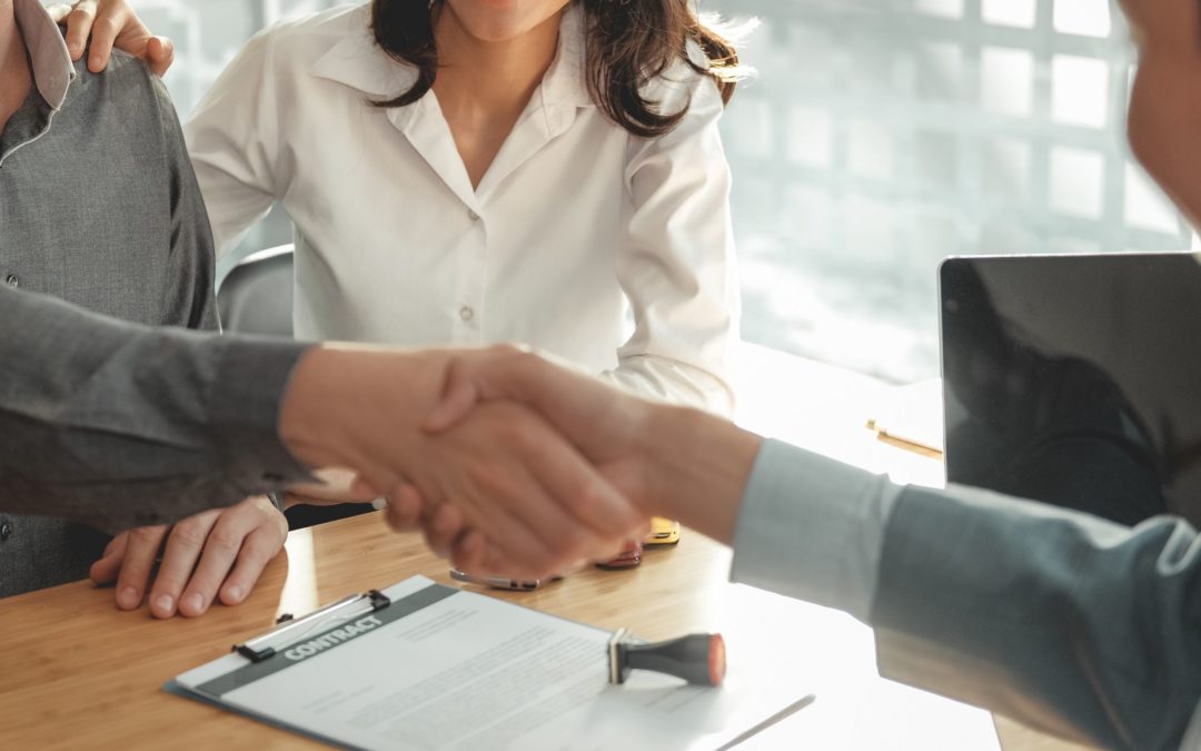 couple shaking hands with a nortgage professional - 5 reasosn to work with a mortgage broker